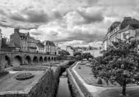 Lais Puzzle - Chateau de l'Hermine ist eine alte Festung in den verschwundenen Stadtmauern von Vannes, Bretagne (Frankreich) in schwarz weiß - 1.000 Teile