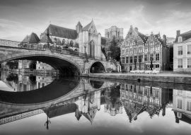 Lais Puzzle - Mittelalterliche Kathedrale und Brücke über einen Kanal in Gent - Gent, Belgien in schwarz weiß - 500, 1.000 & 2.000 Teile