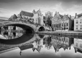 Lais Puzzle - Mittelalterliche Kathedrale und Brücke über einen Kanal in Gent - Gent, Belgien in schwarz weiß - 1.000 Teile