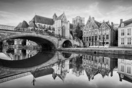 Lais Puzzle - Mittelalterliche Kathedrale und Brücke über einen Kanal in Gent - Gent, Belgien in schwarz weiß - 2.000 Teile