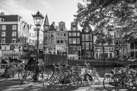 Lais Puzzle - Das schöne Grachtenviertel in Amsterdam - der perfekte Ort zum Entspannen in schwarz weiß - 2.000 Teile