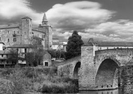 Lais Puzzle - Beeindruckendes mittelalterliches Kloster und Schloss von Bormida in der Region Asti im Piemont, Italien in schwarz weiß - 1.000 Teile