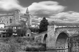 Lais Puzzle - Beeindruckendes mittelalterliches Kloster und Schloss von Bormida in der Region Asti im Piemont, Italien in schwarz weiß - 2.000 Teile