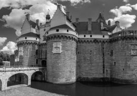 Lais Puzzle - Schloss der Herzöge der Bretagne (Chateau des Ducs de Bretagne) in Nantes, Frankreich in schwarz weiß - 500, 1.000 & 2.000 Teile