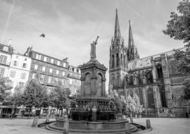 Lais Puzzle - Morgenblick auf den Platz des Sieges mit Denkmal und Kathedrale in der Stadt Clermont-Ferrand in Frankreich in schwarz weiß - 1.000 Teile