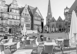 Lais Puzzle - Blick auf den Marktplatz mit Caféterrasse und Liebfrauenkirche im Morgenlicht in der Stadt Bremen, Deutschland in schwarz weiß - 500, 1.000 & 2.000 Teile