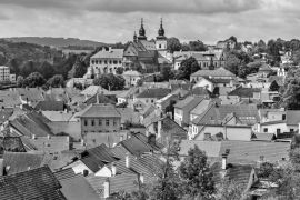 Lais Puzzle - Panorama von Trebic, einer UNESCO-Weltkulturerbestätte in der Tschechischen Republik in schwarz weiß - 2.000 Teile