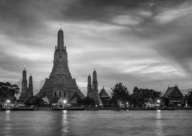 Lais Puzzle - Wat Arun der Tempel der Morgenröte ist das Wahrzeichen von Bangkok in schwarz weiß - 500, 1.000 & 2.000 Teile