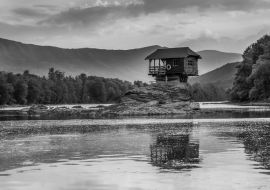 Lais Puzzle - Einsames Haus am Fluss Drina in Bajina Basta, Serbien in schwarz weiß - 1.000 Teile