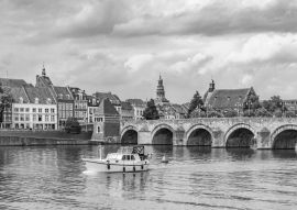 Lais Puzzle - Schöne Aussicht auf das Maastrichter Flussufer in schwarz weiß - 500, 1.000 & 2.000 Teile