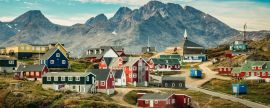 Lais Puzzle - Kleine Stadt an der Ostküste Grönlands mit bunten Häusern und Berghintergrund, Panorama - 2.000 Teile