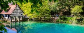 Lais Puzzle - Blick auf den Brunnen "Blautopf" in Blaubeuren, Baden Württemberg, Deutschland, Panorama - 2.000 Teile
