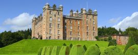 Lais Puzzle - Drumlanrig Castle ist eines der großartigsten Schlösser Großbritanniens. Drumlanrig Castle befindet sich auf dem Queensberry Estate in Dumfries und Galloway, Schottland, Panorama - 2.000 Teile