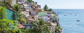 Lais Puzzle - Farbenfrohe Favela-Architektur am Hang der Gemeinde Solar do Unhao mit Blick auf die Allerheiligenbucht in Salvador, Bahia, Brasilien, Panorama - 2.000 Teile