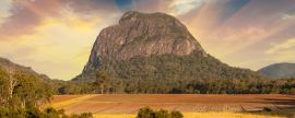 Lais Puzzle - Glass House Mountains National Park in Australien mit dramatischem Sonnenlicht, Panorama - 2.000 Teile