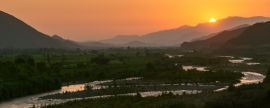 Lais Puzzle - Sonnenuntergang in einem von einem Fluss durchflossenen Tal in Lambayeque, Peru. Chancay-Fluss, Chongoyape, Lambayeque, Peru, Panorama - 2.000 Teile
