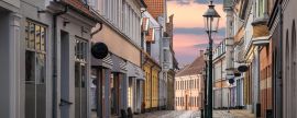 Lais Puzzle - Eine schöne bunte Straße bei Sonnenuntergang in Viborg, Dänemark. Schöne Stadt Straße in Dänemark. Dänemark Stadtbild in der Abenddämmerung. Skandinavische Straße bei Sonnenuntergang. Viborg ist eine der ältesten Städte Dänemarks...