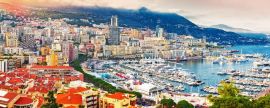 Lais Puzzle - Fürstentum Monaco. Malerischer Panoramablick auf Monaco bei Sonnenuntergang. Blick auf Wohngebäude, Casino, Hafen mit Luxusyachten. Monaco ist ein beliebtes Reiseziel für Glücksspiel, Panorama - 2.000 Teile
