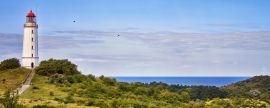 Lais Puzzle - Blick auf den Leuchtturm Dornbusch auf der Insel Hiddensee über der Ostsee, Mecklenburg, Deutschland, Panorama - 2.000 Teile
