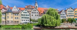 Lais Puzzle - Blick auf die historische Altstadt von Tübingen mit Reflektion der Häuser im Wasser, Panorama - 2.000 Teile