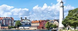 Lais Puzzle - Karlskrona, Schweden: Alter Leuchtturm und Gebäude im Hintergrund, Panorama - 2.000 Teile