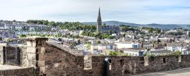 Lais Puzzle - Londonderry, Nordirland: Skyline von Derry mit St. Eugene's Cathedral in der Nähe von Free Derry Corner, Stadtmauer, Horizont und blauem Himmel, Panorama - 2.000 Teile