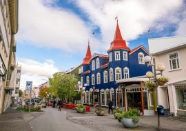 Lais Puzzle - Schöne alte Gebäude in der Innenstadt von Akureyri, Island - 1.000 Teile