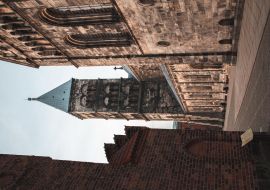 Lais Puzzle - Die Außenfassade der Kathedrale von Lund wird an einem sonnigen Winternachmittag, an dem keine Menschen draußen sind, von der Sonne beschienen - 1.000 Teile