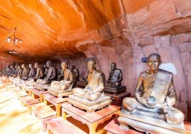 Lais Puzzle - Mönchsstatuen im Wat Phu Tok, Bueng Kan, Thailand - 1.000 Teile