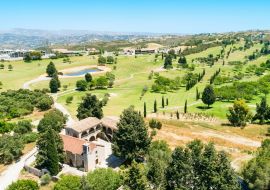 Lais Puzzle - Luftaufnahme des Klosters Stavros tis Minthis St. Anthony und des Golfplatzes im Dorf Tsada, Paphos, Zypern, aus der Vogelperspektive. Kirche umgeben von Putting Green, Seen und Weinbergen im Tal - 1.000 Teile