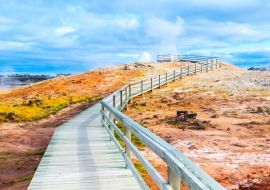 Lais Puzzle - Farbenfrohes Geothermalgebiet mit hölzernem Wanderweg in der Nähe von Keflavik, Island - 1.000 Teile