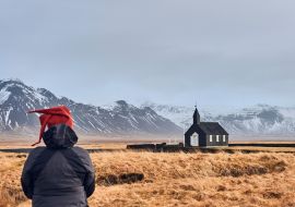 Lais Puzzle - Nördliche Landschaften: Rückenansicht einer Frau, die über die Einsamkeit der Budir-Kirche in der isländischen Landschaft nachdenkt. Halbinsel Snaefellnes, Region Vesturland, Island - 1.000 Teile