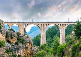 Lais Puzzle - Blick auf die historische Varda-Steinbrücke. Dies ist eine Eisenbahnbrücke in Adana, Türkei. Die Brücke wurde 1888 von den Deutschen gebaut. - 1.000 Teile