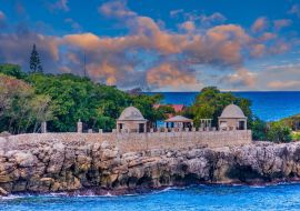 Lais Puzzle - Eine Steinmauer und Aussichtspunkte über dem Meer an der Küste von Haiti - 1.000 Teile