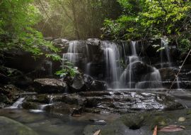 Lais Puzzle - Schöner Wasserfall im grünen Wald im Dschungel, Wangtakang-Wasserfall, Prachinburi, Thailand - 1.000 Teile