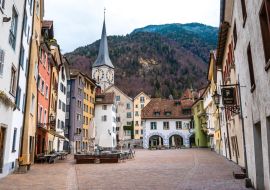 Lais Puzzle - Hauptplatz von Chur am Morgen, die charmanten Städte der Schweiz - 1.000 Teile