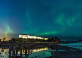 Lais Puzzle - Das Nordlicht leuchtet über einer alten Burg in Trøndelag, Norwegen - 1.000 Teile