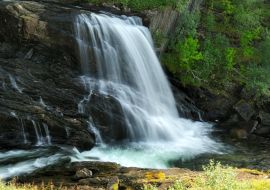 Lais Puzzle - Langzeitbelichtung des Baggfossen Wasserfalls alias Kebbelvfossen am Leirfjord in Norwegen an einem sonnigen Sommertag - 1.000 Teile