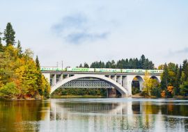 Lais Puzzle - Kouvola, Finnland: Herbstlandschaft mit Brücke mit fahrendem Personenzug und Kymijoki Flusswasser in Finnland, Kymenlaakso, Kouvola, Koria - 1.000 Teile