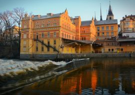 Lais Puzzle - Alte Mühle am Fluss Ohře in Louny, Tschechische Republik. Bunte gelbe und rote Fassade der alten Mühle aus den 1880er Jahren - 1.000 Teile