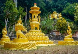 Lais Puzzle - Schöne goldene Statuen auf dem Gelände eines buddhistischen Klosters in Phatthalung in Thailand - 1.000 Teile