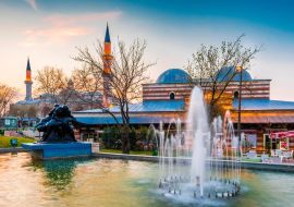 Lais Puzzle - Außenansicht der Alten Moschee und des Bedesten-Einkaufszentrums in der Stadt Edirne in der Türkei. Edirne war die Hauptstadt des Osmanischen Reiches - 1.000 Teile