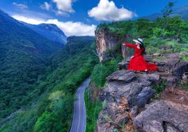 Lais Puzzle - Thailänderin in rotem Kleid auf dem Felsen sitzend am Pha luang daeng Aussichtspunkt, Chiang mai, Thailand - 1.000 Teile