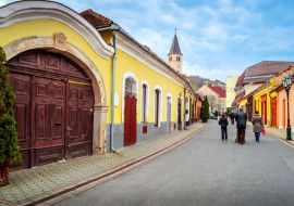 Lais Puzzle - Schöne, gemütliche Straße in Tokaj, Ungarn. Tokaj ist das Zentrum der berühmten Tokajer Weinregion - 1.000 Teile