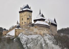 Lais Puzzle - Schloss Karlstejn im Winter, mit Schnee bedeckt und einem kalten weißen Himmel im Hintergrund, Bezirk Beroun, Mittelböhmen, Tschechische Republik - 1.000 Teile