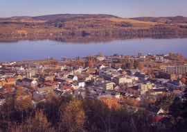 Lais Puzzle - Die Stadt Gjøvik vom Berg Hovdetoppen aus gesehen - 1.000 Teile