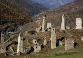 Lais Puzzle - Herbstlandschaft mit Blick auf einen mittelalterlichen, alten Steinturmkomplex in den Bergen von Inguschetien, Russland - 1.000 Teile