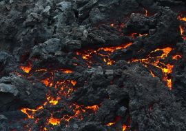 Lais Puzzle - Nahaufnahme von abkühlendem Lavagestein mit orangefarbenem Schimmer nach dem Ausbruch eines Vulkans im Geldingadalir-Tal in der Nähe des Berges Fagradalsfjall, Grindavík, Halbinsel Reykjanes, Südwestisland - 1.000 Teile