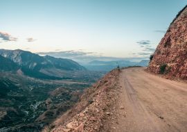 Lais Puzzle - Gefährliche schmale Bergstraße entlang der Klippen. Gefährliches Fahren abseits der Straße entlang der Bergkante und der steilen Klippe. Dagestan - 1.000 Teile