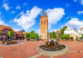 Lais Puzzle - Marktplatz, Sankt Petri Kirche, Westerstede, Niedersachsen, Deutschland - 1.000 Teile